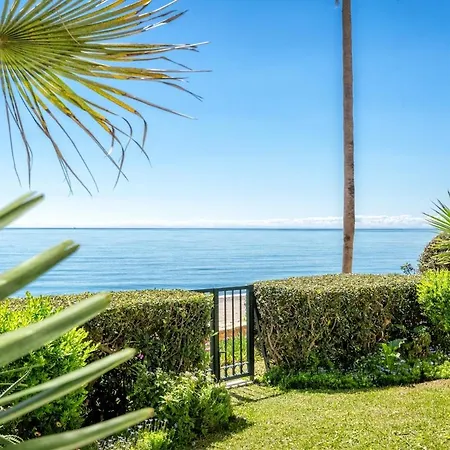 Beachfront Golden Mile Semesterbostad