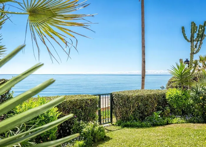 Beachfront Golden Mile Semesterbostad
